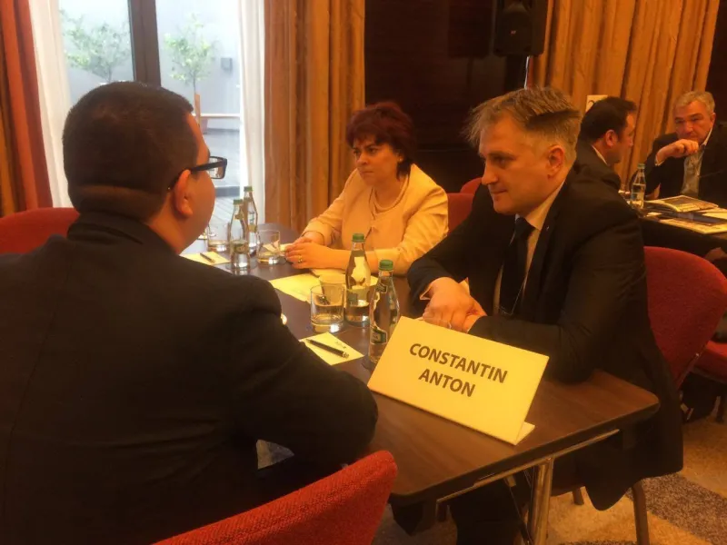 B2B meeting of Romanian Franchise Association representatives in an international business context